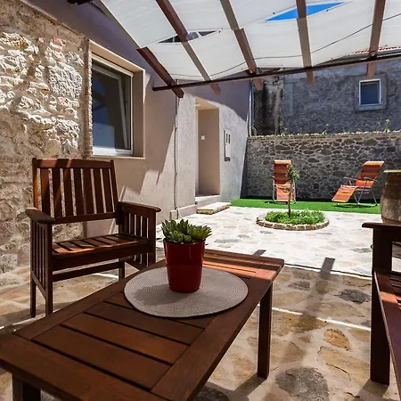Kruljac 2br Holiday House Apartment *